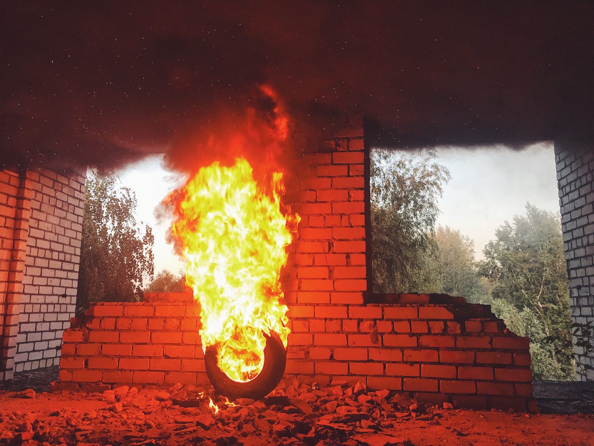 Огонь в оконном проёме заброшенного здания во время тренинга