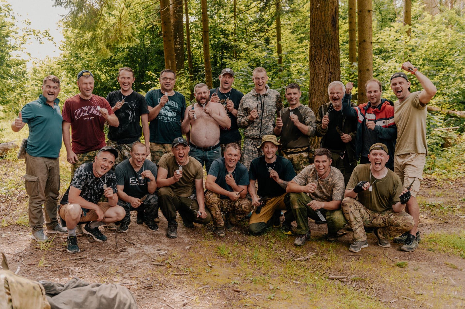 Группа участников программы в лесу